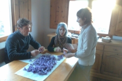Desbriznando azafrán con Inés y María.