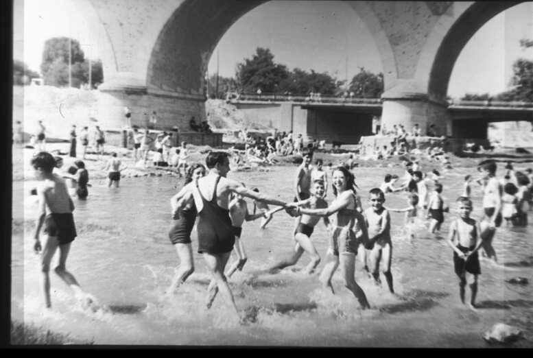 Puente de los Franceses. Bañándose y jugando al corro en el río Manzanares. G. Contreras. ARCM. 1948