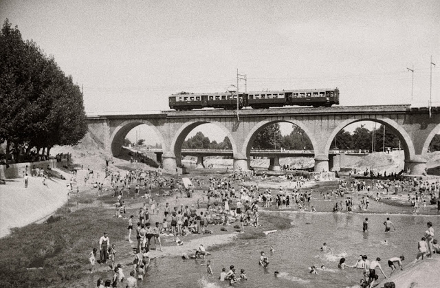 Tarde de baños en el Manzanares. Verano. 1946. Santos Yubero.
