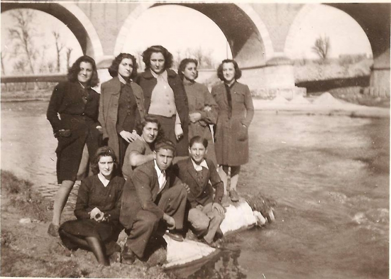 Personas trabajadoras de la fábrica de vidrio. Años 40.