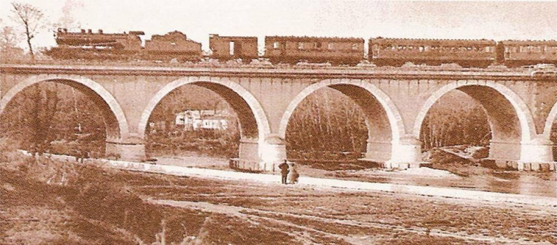 Puente de los franceses atravesado por un ferrocarril a finales del siglo XIX.
