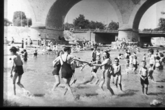 Puente de los Franceses. Bañándose y jugando al corro en el río Manzanares. G. Contreras. ARCM. 1948
