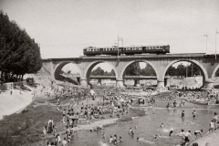 Tarde de baños en el Manzanares. Verano. 1946. Santos Yubero.