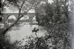 A caballo cruzando el Manzanares