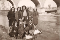 Personas trabajadoras de la fábrica de vidrio. Años 40.