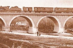 Puente de los franceses atravesado por un ferrocarril a finales del siglo XIX.