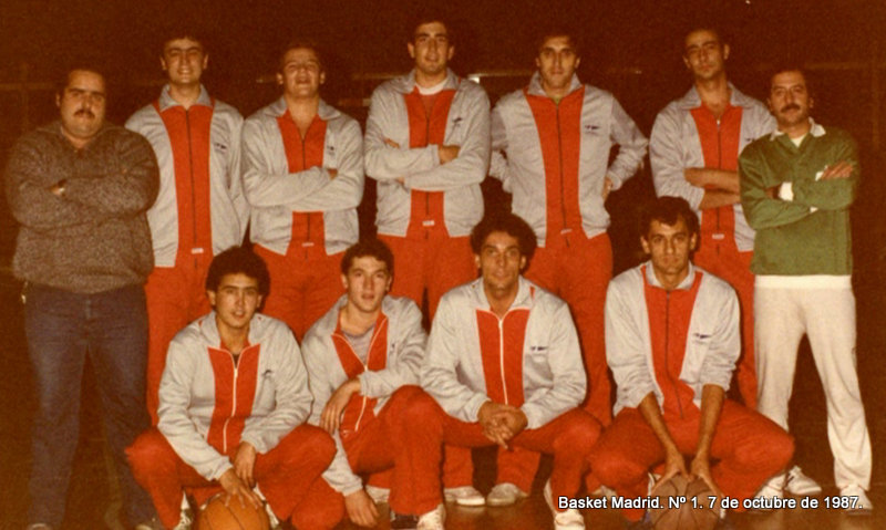 Equipo Senior del Olímpico 64. Arriba: Javier Portales (delegado), Morti, Miguel, Carlos, Vicente, ¿?, y Toñin (entrenador). Abajo: Alberto, Nicolás, Alfredo y Javier Amo.
