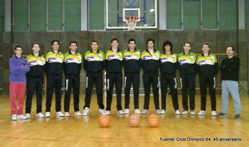 Equipo Senior del Olímpico 64. Desde la izquierda: ¿? (delegado), Nicolás, Roberto, José, ¿?, Luis, Carlos, ¿?, ¿?, Guillermo, Juan Figueroa y Toñin