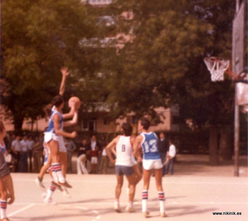 Entrando a canasta en la categoría Juvenil. De espaldas Luis Javier.