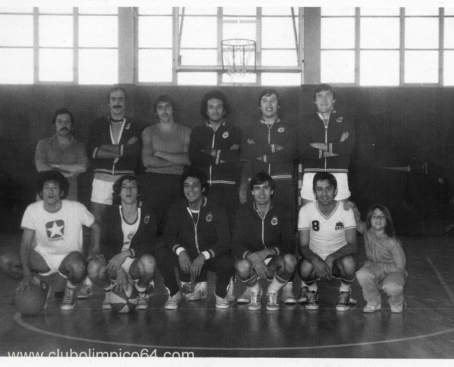 Equipo Senior del Olímpico 64. Arriba: Toñin (entrenador), Pedro, Vicente, Javier, Paco, Pedro "el Junior". Abajo: Paco de la Torre, Nicolás, Alfredo, Luis, Javier Amo y mi hermana Eva.