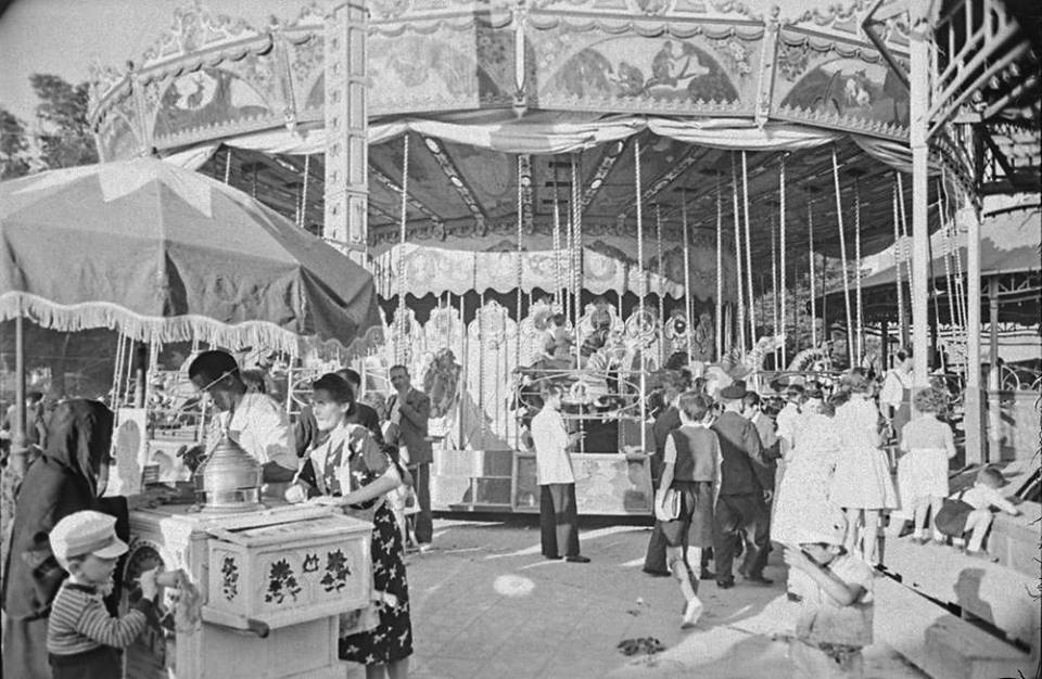 Tiovivo y puestos de helados en la verbena de San Antonio. 1944