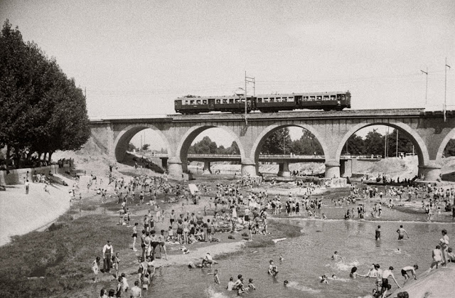 Tarde de baños en el Manzanares. Verano. 1946. Santos Yubero.