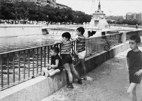 Niños contemplando el río. 1966.
