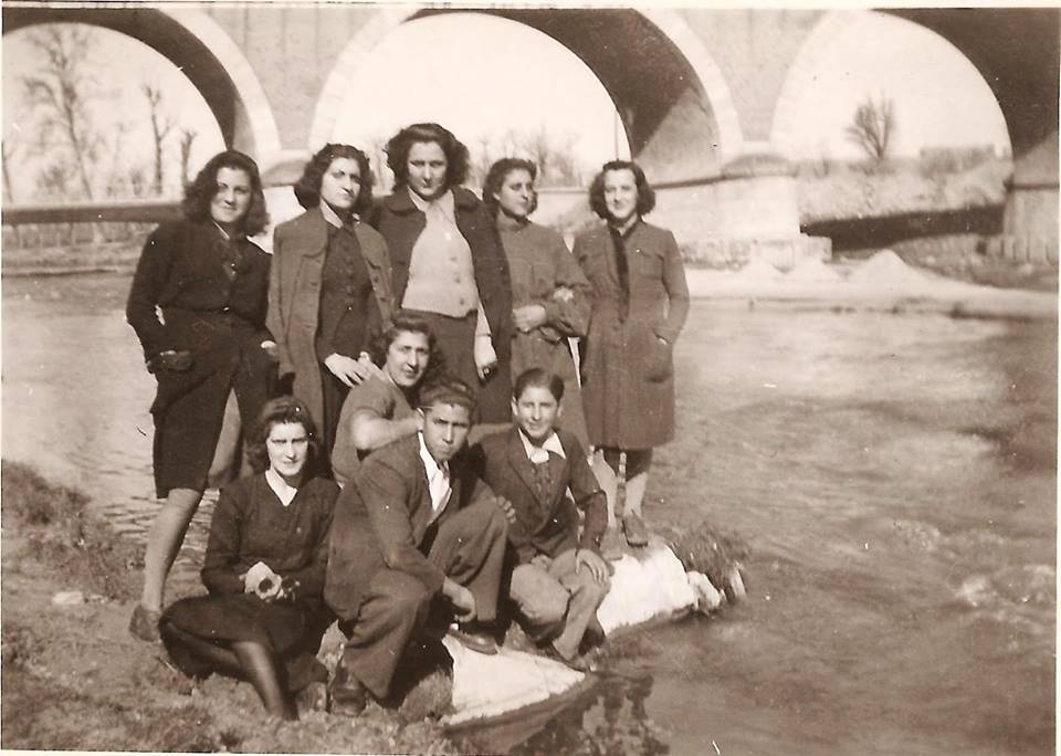 Personas trabajadoras de la fábrica de vidrio. Años 40.