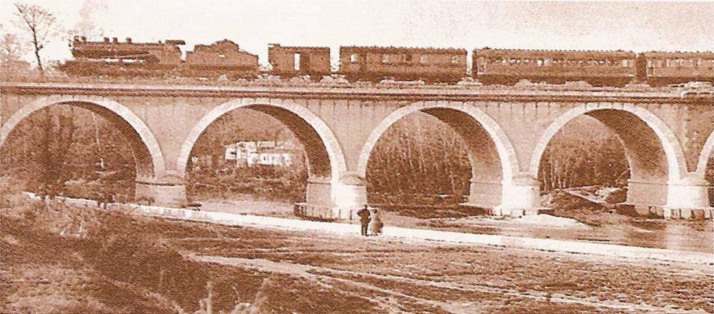 Puente de los franceses atravesado por un ferrocarril a finales del siglo XIX.