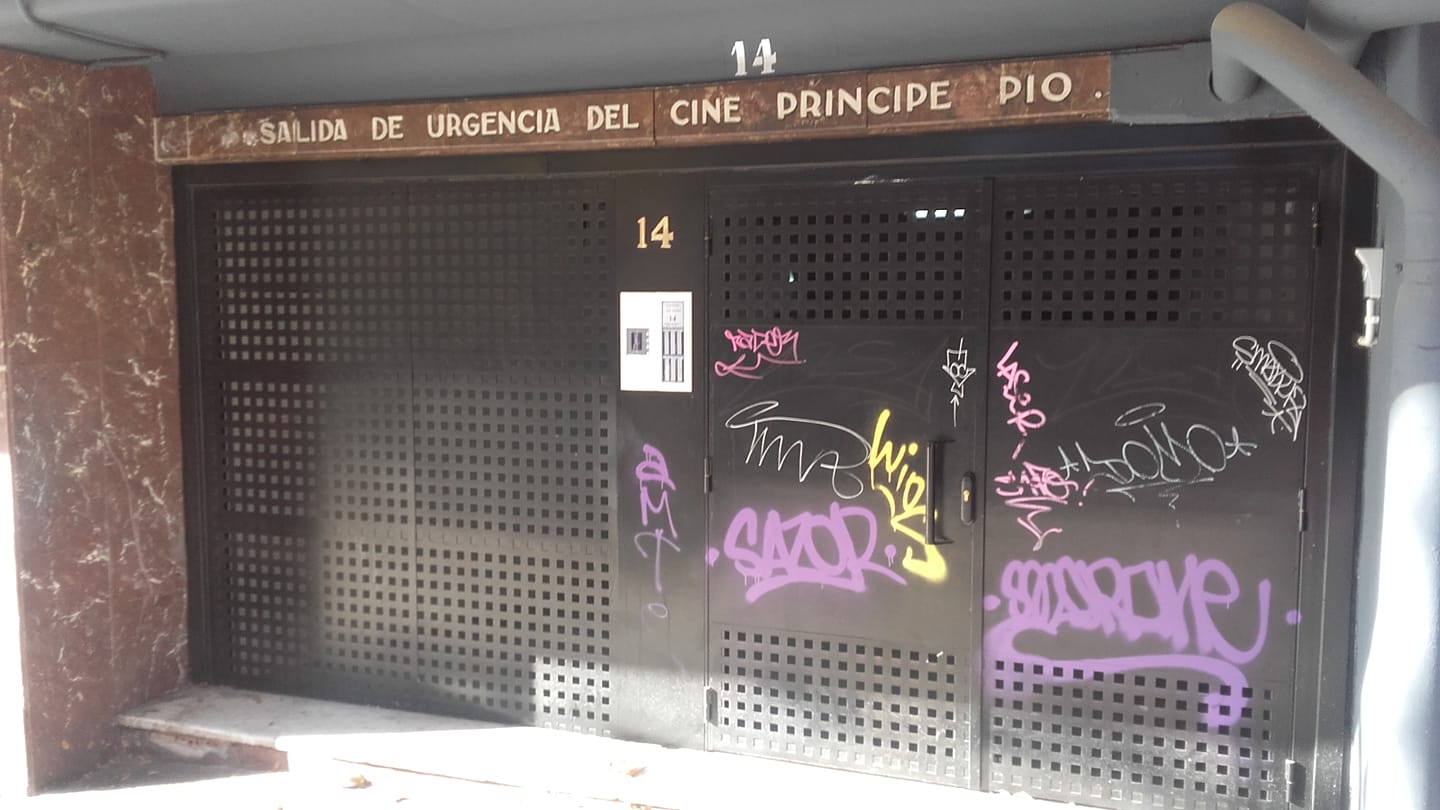 Cine Principe Pío. Salida de emergencia. 2018. Publicada por Oscar Pastor Irigoyen en Yo crecí en la Colonia del Manzanares (El Gran barrio).