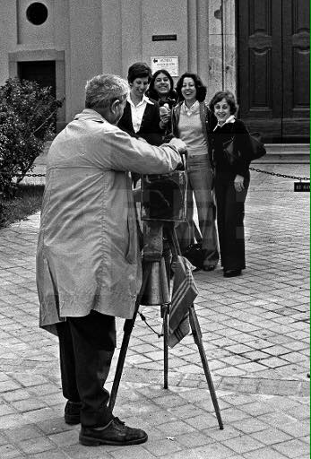 Fotógrafo en las fiestas de San Antonio de la Florida. 1977.