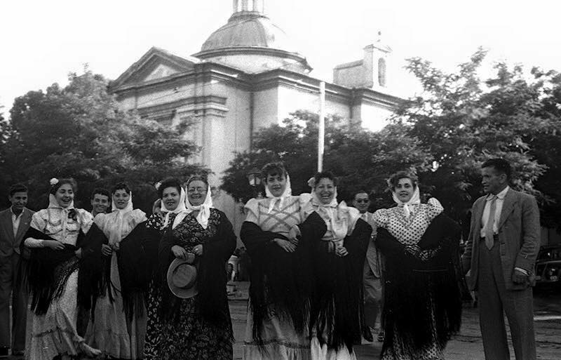 Chulapas en San Antonio de la Florida. Publicada por Charo Iguácel en Barrio de San Antionio de la Florida (Madrid).